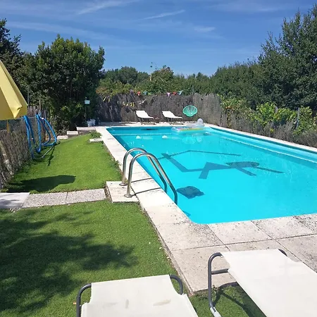Con Piscina La Arboleda Nyaraló *